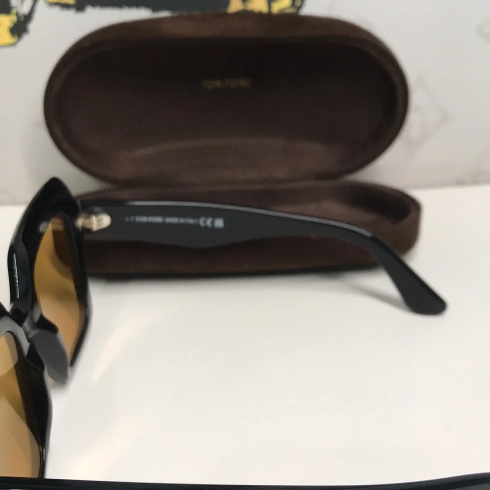 New Authentic Tom Ford TF1157 01E “Esme” Sunglasses – Shiny Black with Brown Len